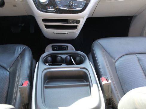 Used 2017 Chrysler Pacifica Premium image 17