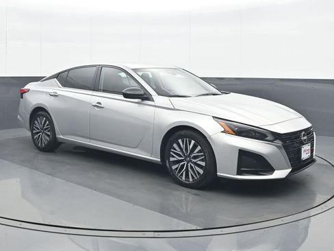 Used 2024 Nissan Altima 2.5 SV FWD image 9