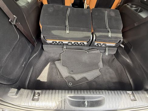 Used 2023 Chrysler Pacifica Pinnacle FWD image 35