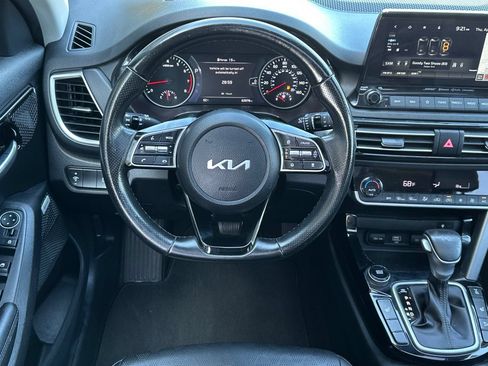 Certified 2022 Kia Seltos SX w/ Sunroof Package AWD/4WD image 17