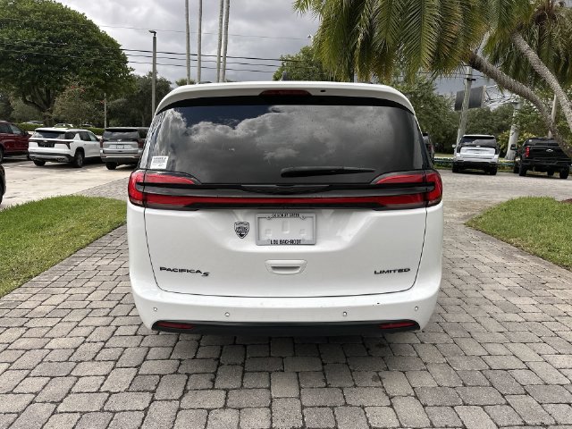Used 2025 Chrysler Pacifica Limited FWD image 36