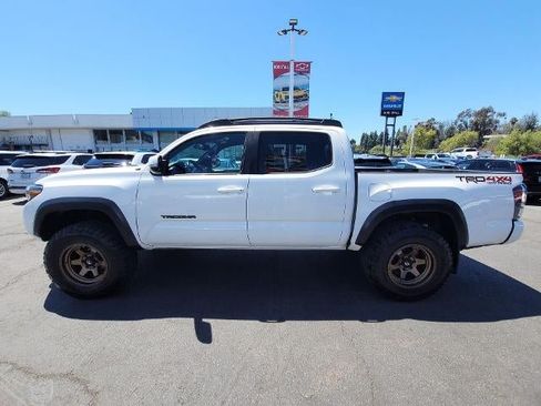 Used 2021 Toyota Tacoma TRD Off-Road w/ Technology Package AWD/4WD image 5
