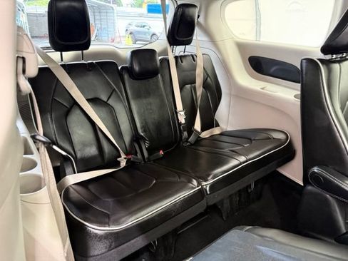Used 2023 Chrysler Pacifica Limited FWD image 30