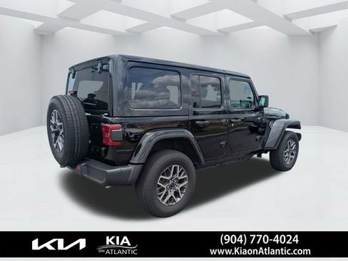 Used 2025 Jeep Wrangler Unlimited Sahara AWD/4WD image 3