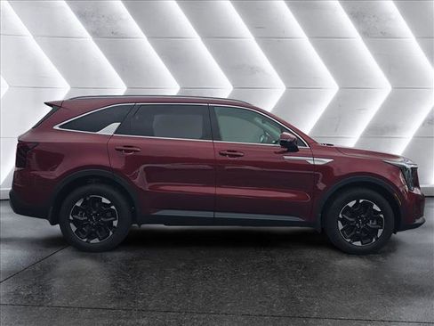 Used 2025 Kia Sorento S image 6