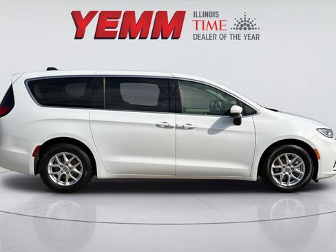 Used 2023 Chrysler Pacifica Touring-L FWD image 9