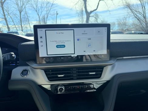 Used 2025 Ford Explorer Active image 3