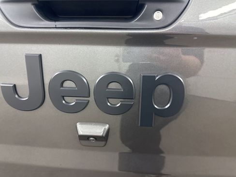 Used 2025 Jeep Gladiator Nighthawk image 16