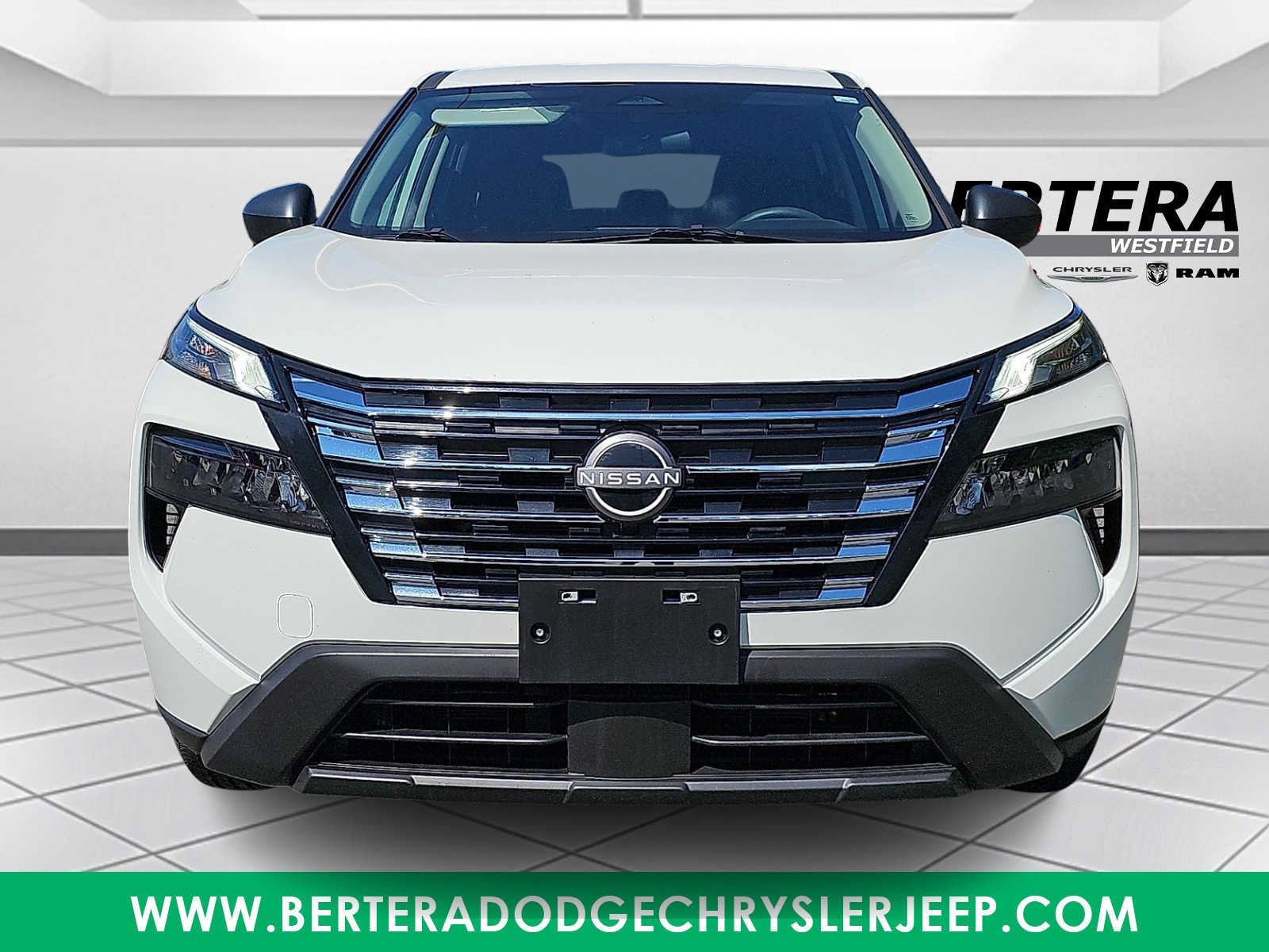 Used 2025 Nissan Rogue S AWD/4WD image 2