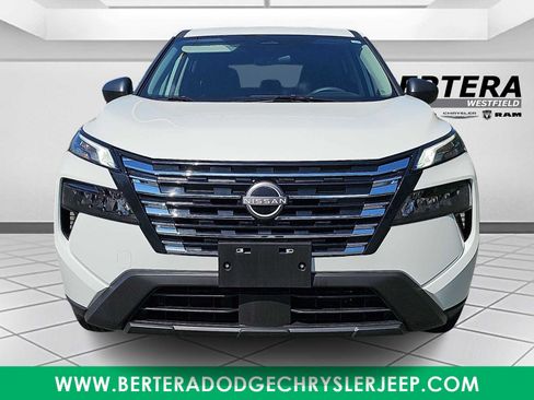 Used 2025 Nissan Rogue S AWD/4WD image 2