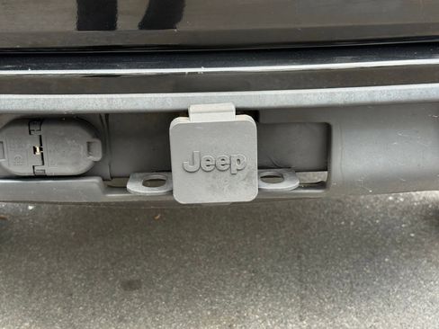 Used 2017 Jeep Grand Cherokee Altitude image 10