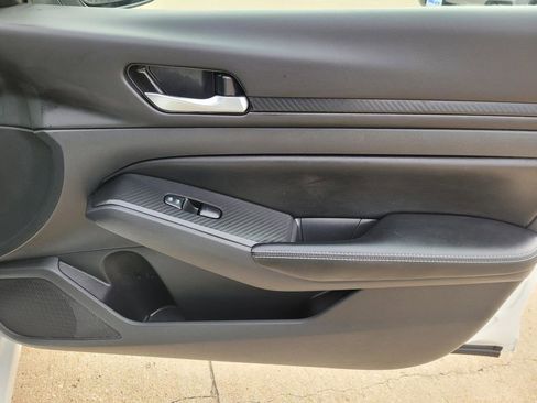 Used 2024 Nissan Altima 2.5 SV image 7