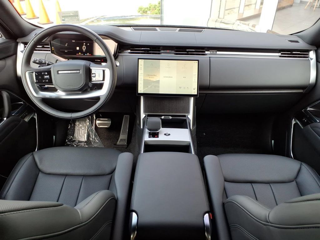 New 2026 Land Rover Range Rover Long Wheelbase SE AWD/4WD image 9