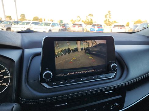 Used 2023 Nissan Rogue S image 18