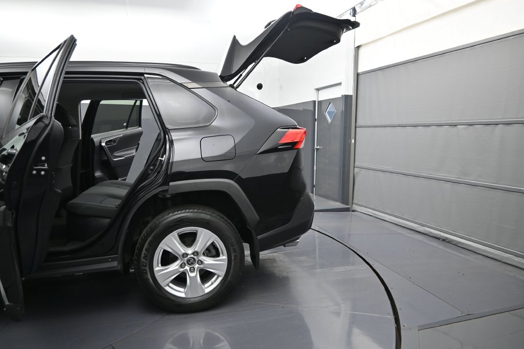 Used 2021 Toyota RAV4 LE AWD/4WD image 12