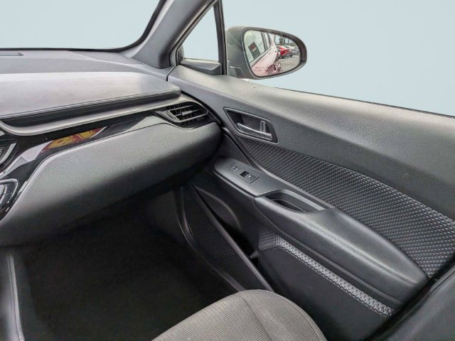 Used 2018 Toyota C-HR XLE FWD image 15