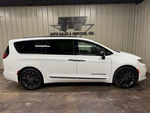 Used 2024 Chrysler Pacifica Touring-L w/ Road Tripper Package image 7