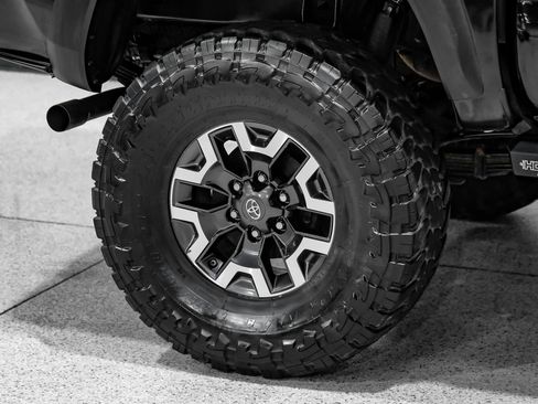 Used 2019 Toyota Tacoma TRD Off-Road w/ TRD Premium Off Road Package AWD/4WD image 59