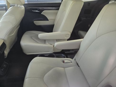 Used 2024 Toyota Highlander Limited AWD/4WD image 22
