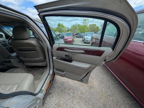 Used 2003 Lincoln Town Car Signature RWD image 28