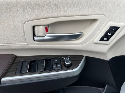 Used 2023 Toyota Sienna Platinum image 14