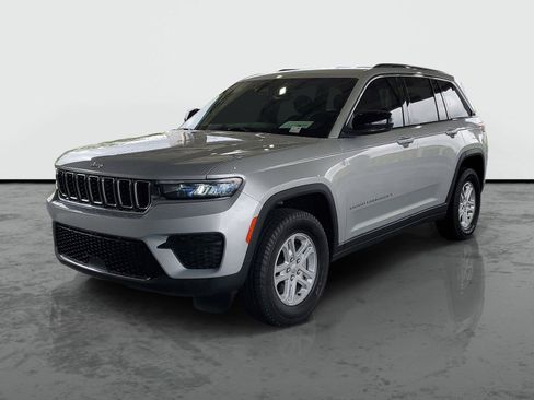 Certified 2024 Jeep Grand Cherokee Laredo AWD/4WD image 4