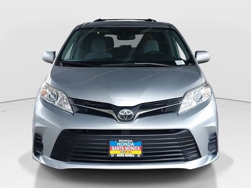 Used 2020 Toyota Sienna LE image 2