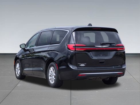 Used 2023 Chrysler Pacifica Touring-L FWD image 4
