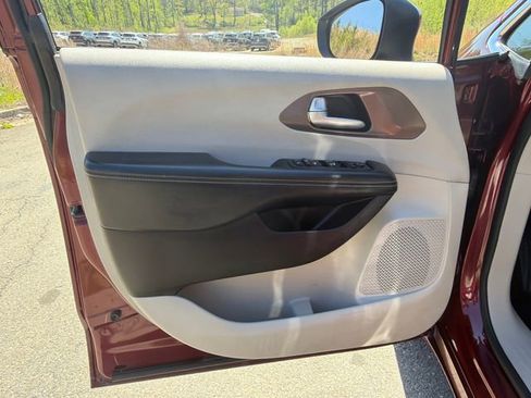 Used 2021 Chrysler Voyager Lxi image 10