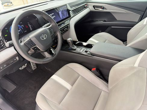 Used 2025 Toyota Camry SE FWD image 4
