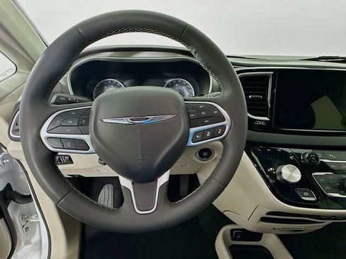 Used 2024 Chrysler Pacifica Touring-L image 11