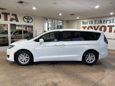 Used 2020 Chrysler Pacifica Touring image 7