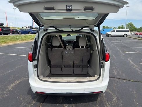Used 2019 Chrysler Pacifica Touring-L FWD image 7
