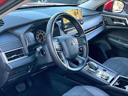 Used 2024 Mitsubishi Outlander SE Black Edition image 16