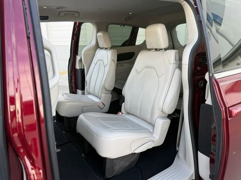 Used 2017 Chrysler Pacifica Touring-L image 19