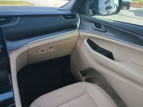 Used 2025 Jeep Grand Cherokee L Limited image 16