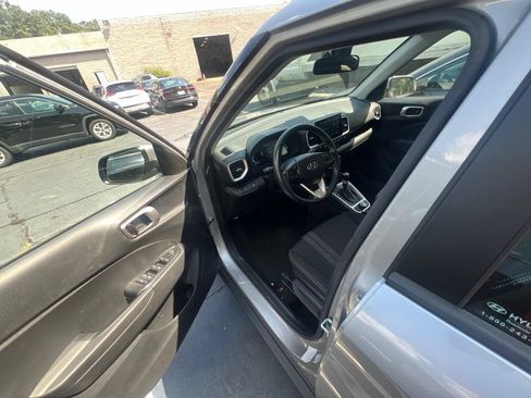 Used 2025 Hyundai Venue SEL FWD image 2