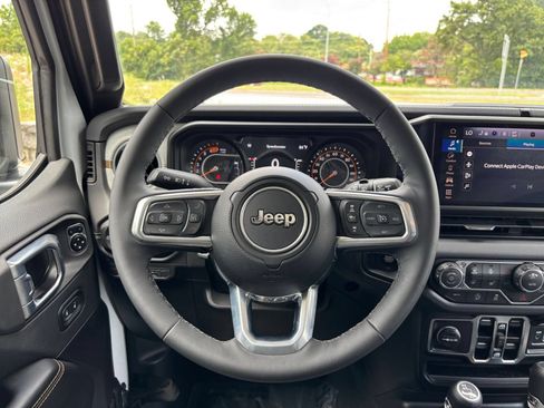 Used 2025 Jeep Wrangler Unlimited Sahara AWD/4WD image 30