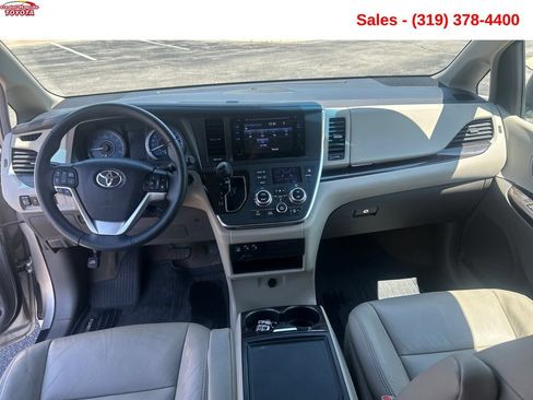 Used 2017 Toyota Sienna XLE FWD image 12