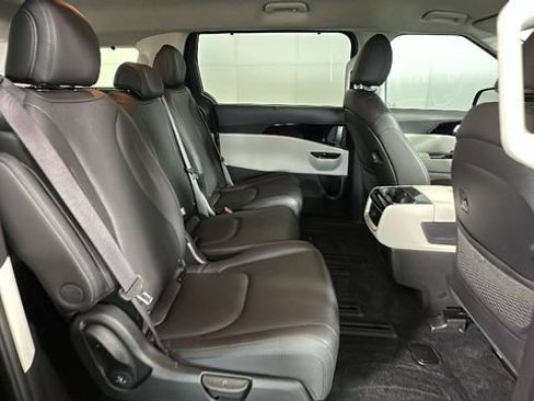 Used 2024 Kia Carnival EX FWD image 30