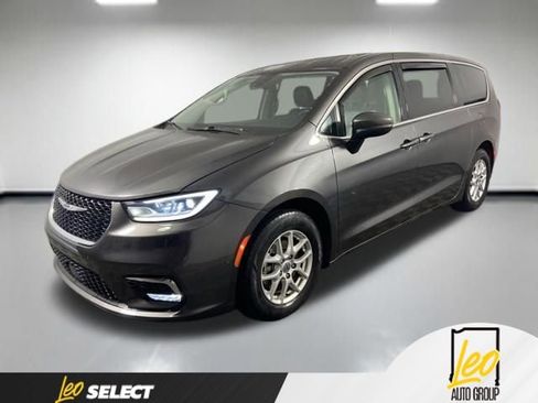Used 2023 Chrysler Pacifica Touring-L FWD image 1