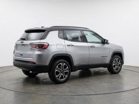 Used 2025 Jeep Compass Trailhawk image 9