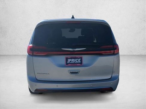 Used 2024 Chrysler Pacifica Touring-L image 7