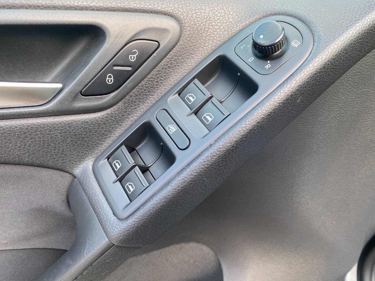 Used 2013 Volkswagen Golf 4-Door FWD image 12