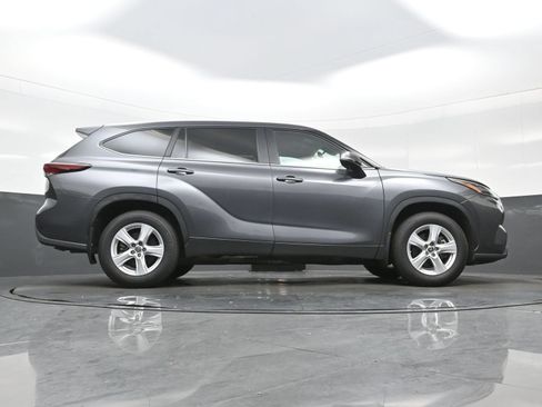 Used 2024 Toyota Highlander LE AWD/4WD image 34