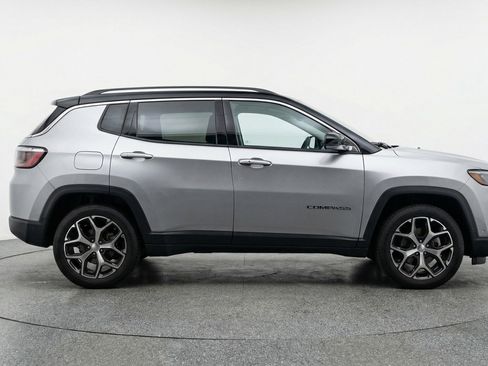 Used 2025 Jeep Compass Limited image 11