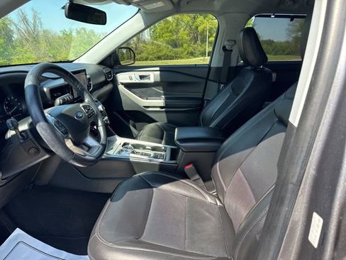 Used 2022 Ford Explorer Limited w/ Equipment Group 301A RWD image 16