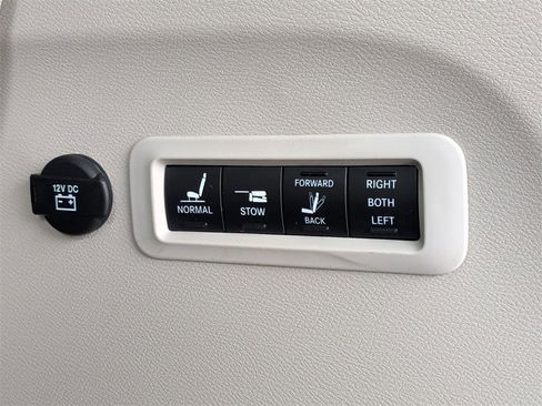 Used 2022 Chrysler Pacifica Limited w/ Uconnect Theater Family Group image 7