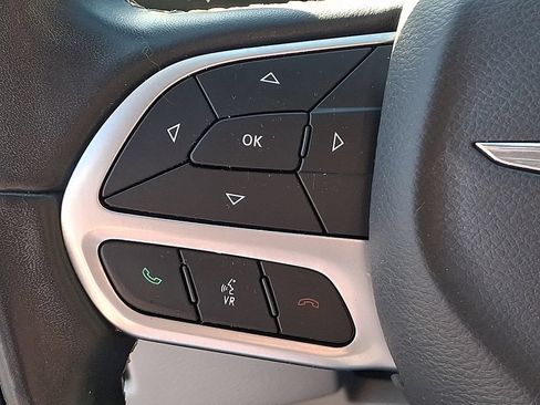 Used 2022 Chrysler Pacifica Touring-L w/ Uconnect Theater Family Group AWD/4WD image 21