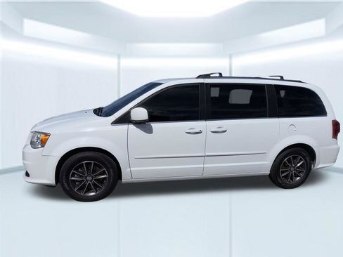Used 2017 Dodge Grand Caravan SXT image 4